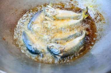 Portre kısa gövdeli uskumru balığı sebze ile tavada kızartma 