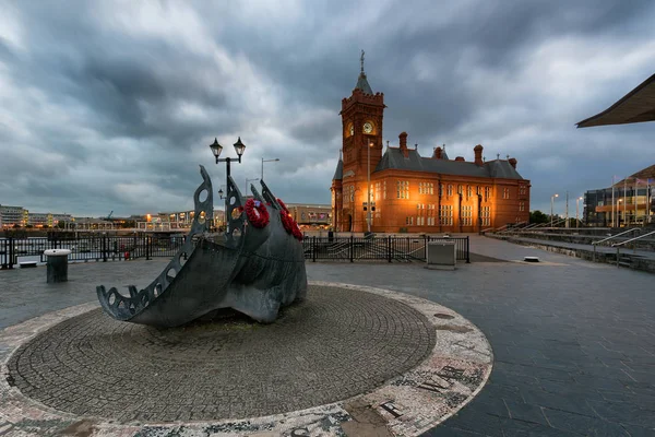 View during sunset in the bay of Cartiff, Wales exploring tourist attractions — Stock Photo, Image