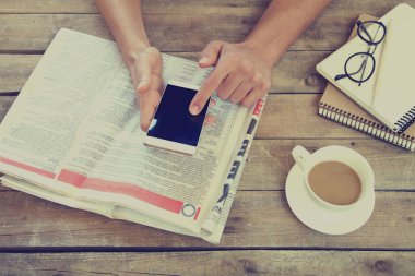 Adam elini masaya istimal hareket eden telefon