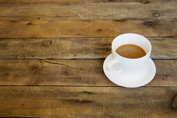 Taza de café en la mesa de madera — Foto de Stock