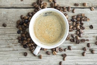 Kahve fincanı ahşap masada.