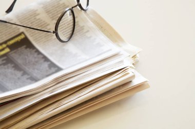 Kahverengi zemin üzerine gözlük ile gazete