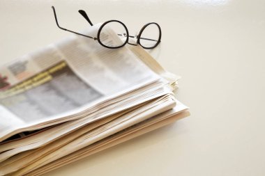 Kahverengi zemin üzerine gözlük ile gazete