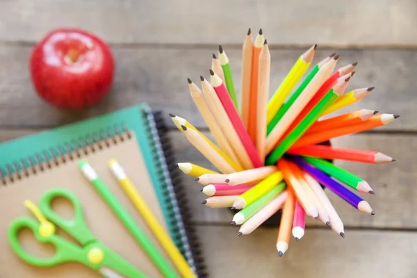 Materiale scolastico su fondo di legno — Foto Stock