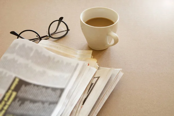Tidningen med kaffe på brun bakgrund — Stockfoto