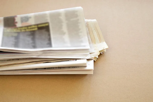 Zeitung auf braunem Hintergrund — Stockfoto