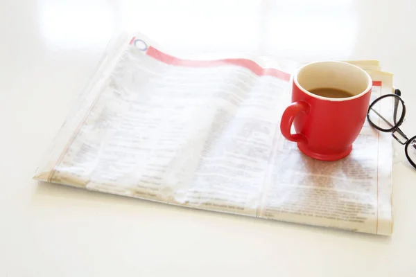 Tidningen med kaffe på bordet — Stockfoto