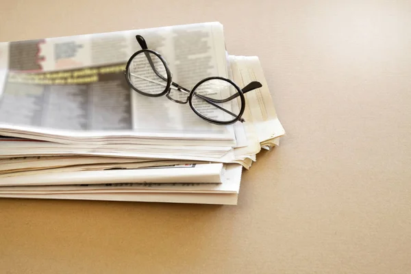 Zeitung mit Brille auf braunem Hintergrund — Stockfoto