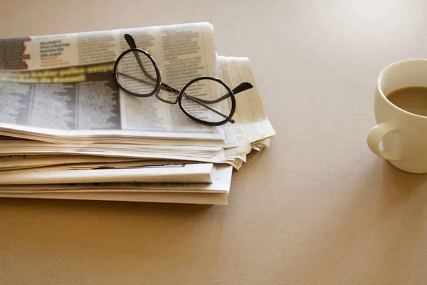 Zeitung mit Brille auf braunem Hintergrund — Stockfoto