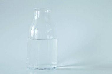 Su bardağı beyaz arkaplanda izole edilmiş