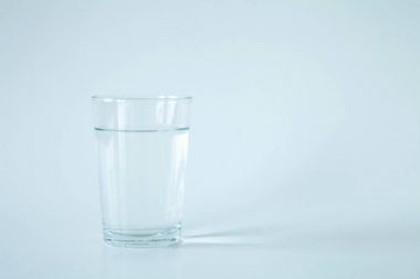 Su bardağı beyaz arkaplanda izole edilmiş