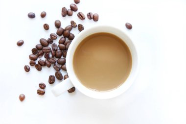 Beyaz arka planda izole kahve fincanı