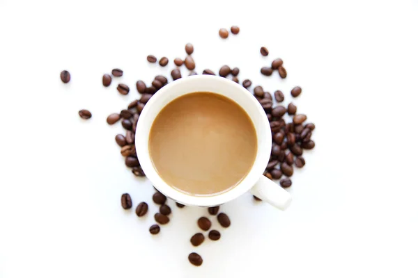 Koffiekopje met bonen geïsoleerd op witte achtergrond — Stockfoto