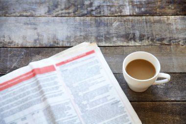 Masadaki gazete okuma