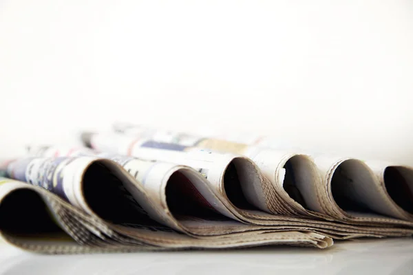 Lectura de periódico en la mesa — Foto de Stock