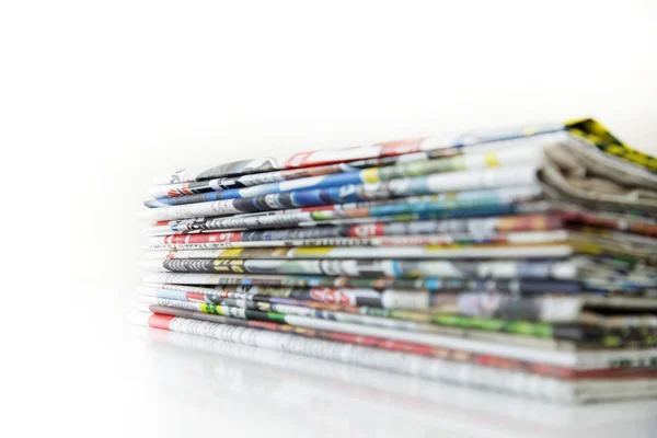 Lendo jornal na mesa — Fotografia de Stock