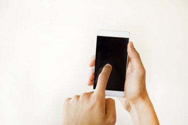 Adam cep telefonu izole beyaz arka plan eller