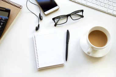 Beyaz arka plan üzerinde iş tablosu
