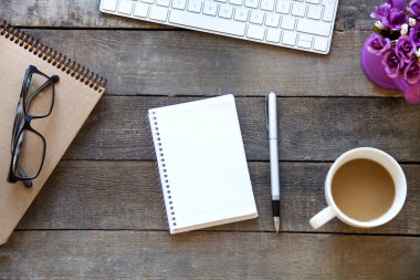 Ahşap arka plan üzerinde iş tablosu