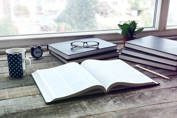 Livro de leitura na mesa — Fotografia de Stock