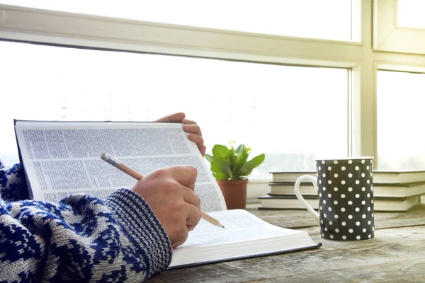 Женщина руки чтение книги с кофе — стоковое фото