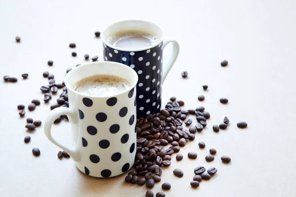 Koffie cups op houten tafel — Stockfoto