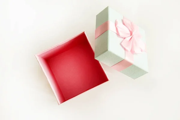 Caja de regalo aislada sobre fondo blanco —  Fotos de Stock