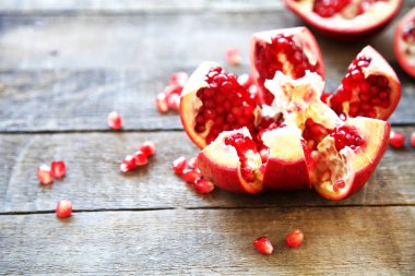 Ahşap bir arka planda olgun nar meyvesi.