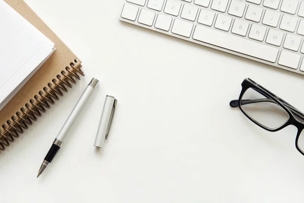 Beyaz arka plan üzerinde iş tablosu