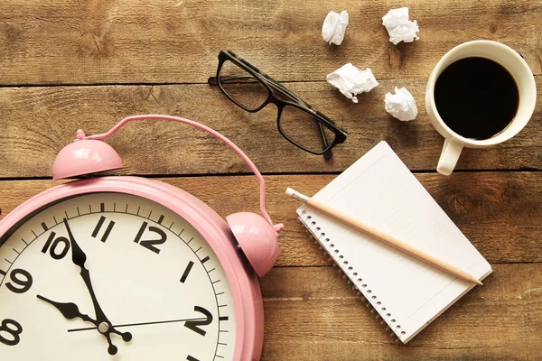 Ahşap masa kahve içme ile defter