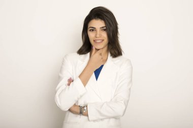 Beyaz arka planda genç ve güzel bir iş kadını portresi.