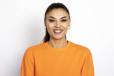 Güzel bir genç kadının portresi..