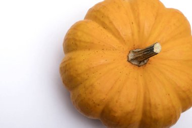 Beyaz arkaplanda izole edilmiş taze turuncu minyatür balkabağı.