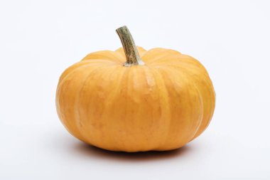 Beyaz arkaplanda izole edilmiş taze turuncu minyatür balkabağı.