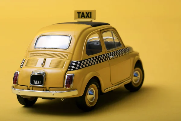 Taxi Juguete Retro Amarillo Sobre Fondo Amarillo —  Fotos de Stock