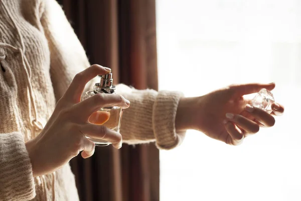 Kadın spreyleri parfüm onun narin wirst üzerinde