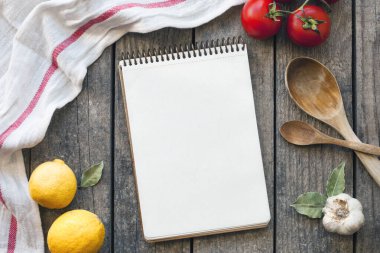 Boş yemek tarifi kitabı ve mutfak aletleri. Kopyalama alanı olan üst görünüm