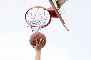 Basketbol sahada basketbol oynuyor.. 