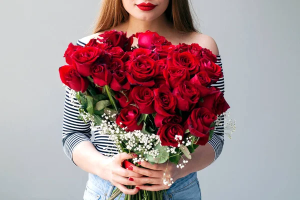 Uśmiechnięta Dziewczyna Bukietem Czerwonych Róż — Zdjęcie stockowe