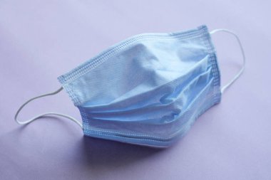 Mor arka planda tıbbi koruyucu maske, Coronavirüs önleme, wuhan virüsü koruma faktörü.