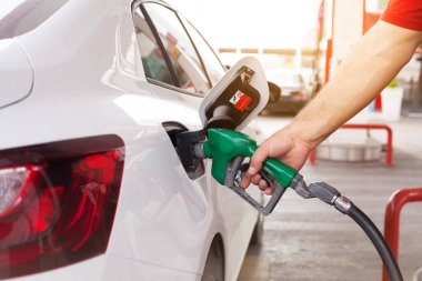 Taşımacılık ve mülkiyet kavramı. Benzin istasyonunda benzin dolduran adam.