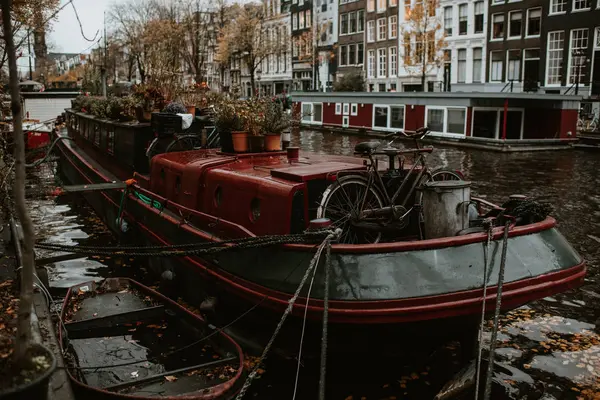 Słynny Amsterdam Zobacz Panoramę Miasta Tradycyjną Architekturą Kanał Zacumowane Łodzie — Zdjęcie stockowe