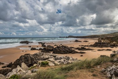 Liencres plaj bulutlu bir günde, Santander, Cantabria, İspanya.