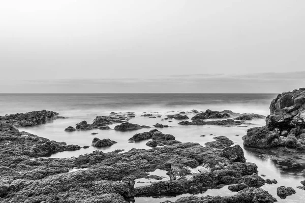 Jover 海滩的单色长时间曝光. — 图库照片