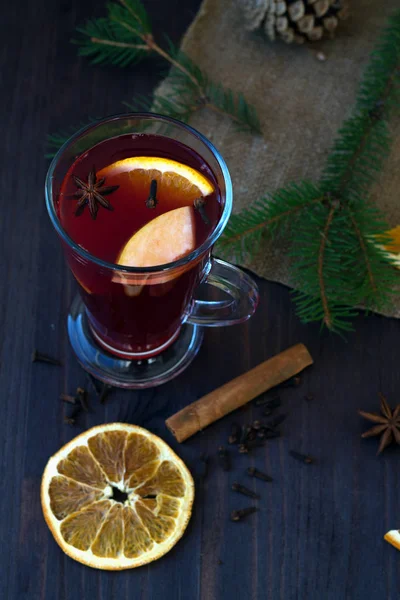 오렌지 향신료를 곁들인 포도주 그리고 아니스 스타가 가을에 뜨거운 마시며 — 스톡 사진
