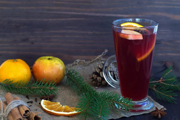 Glass Mulled Wine Slices Orange Apple Spices Cinnamon Anise Star — Stock Photo, Image