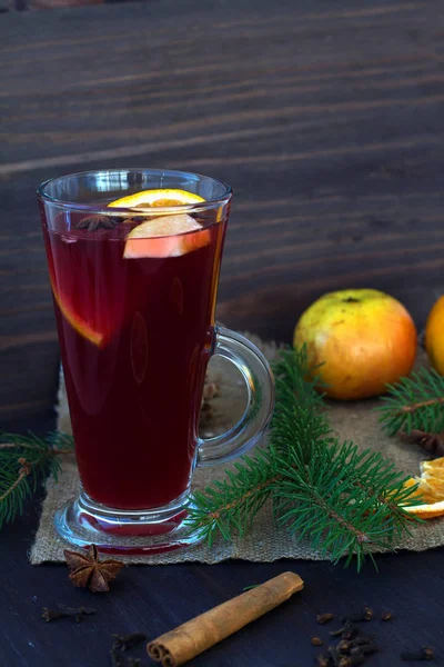 Ποτήρι Ζεστό Κρασί Φέτες Πορτοκαλιού Μήλου Και Μπαχαρικών Κανέλα Και — Φωτογραφία Αρχείου