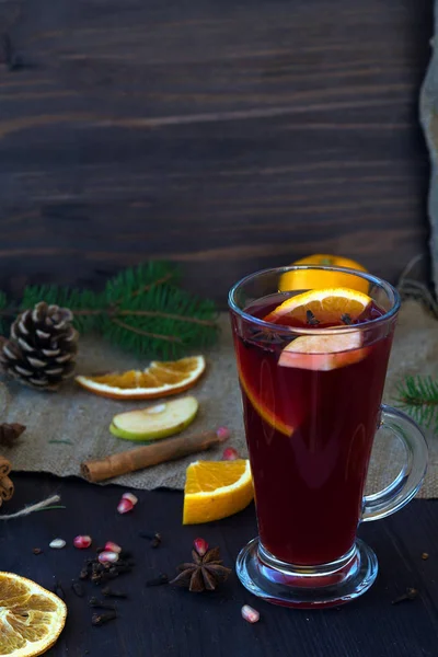 Gorące Napoje Zimowe Jesienne Grzane Wino Plastrami Pomarańczy Jabłek Przypraw — Zdjęcie stockowe