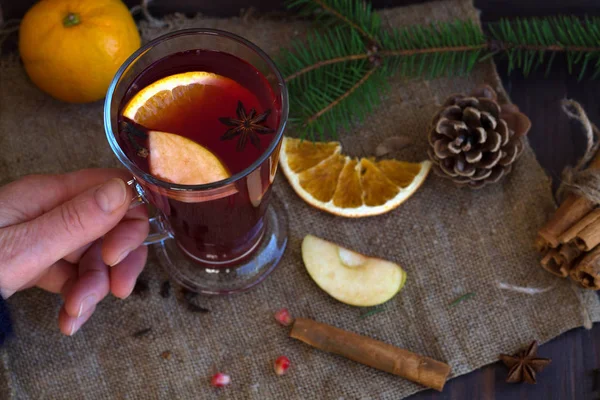 Woman Hand Holding Hot Mulled Wine Slices Orange Apple Spices — Stock Photo, Image
