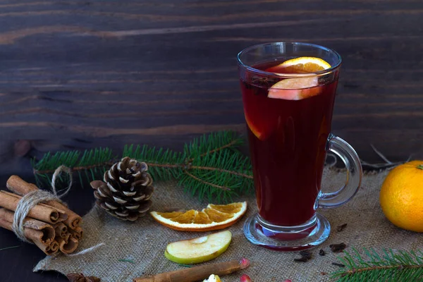 Vinho Quente Quente Com Fatias Laranja Maçã Especiarias Canela Anis — Fotografia de Stock